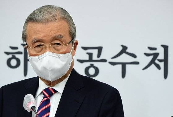 김종인 국민의힘 비상대책위원장이 8일 국회에서 더불어민주당의 공수처법 개정안 강행처리를 비판하기 위해 기자회견을 열었다. 연합뉴스