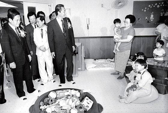 1990년 7월 삼성복지재단이 건립해 서울시에 기부한 ‘꿈나무 어린이집’을 이건희(왼쪽) 회장이 찾았다. / 사진:삼성전자