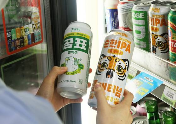 Convenience store chain CU’s 7Brau Gompyo Wheat Beer, left, and Muke’s Soft IPA. According to BGF Retail, operator of convenience store chain CU, sales of craft beer between January and October shot up 546 percent compared to the same period a year earlier. [BGF RETAIL]