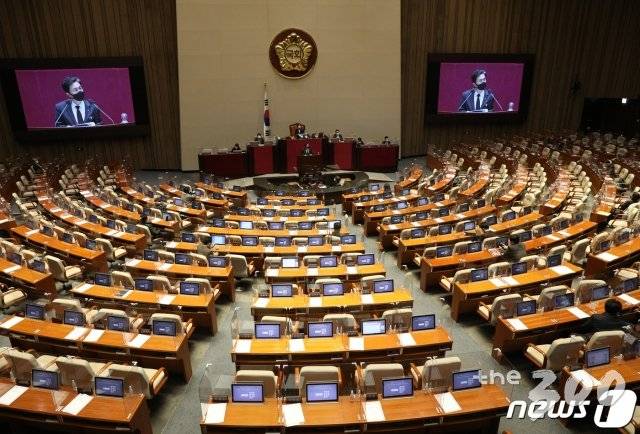 (서울=뉴스1) 신웅수 기자 = 김태흠 국민의힘 의원이 13일 새벽 서울 여의도 국회에서 열린 본회의에서 국가정보원법 전부개정 법률안에 대한 무제한 토론(필리버스터)을 하고 있다. 2020.12.13/뉴스1