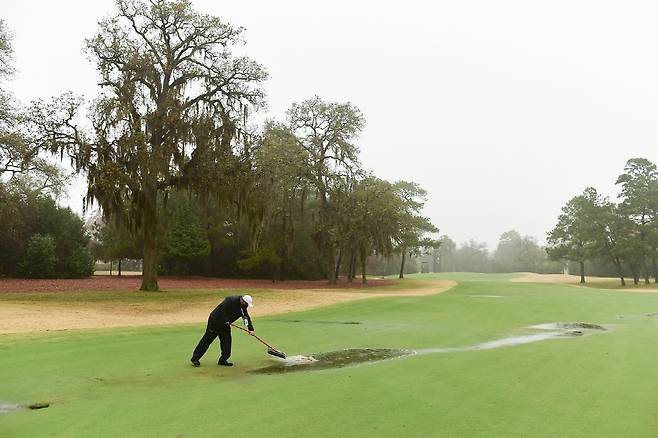 A course maintenance worker attempts to clear standing water on the fairway due inclement weather causing a rain delay during the final round at the 2020 U.S. Women's Open at Champions Golf Club (Cypress Creek Course) in Houston, Texas on Sunday, Dec. 13, 2020. (Robert Beck/USGA) 사진제공=USGA