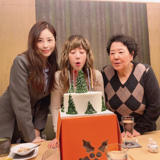 Seo Dong-jooo, a big luxury bag Gift on Seo Jeong-Hees birthday, Beautiful Elf Princess Rane Born in Winter [instar]Seo Jin-Hee posted several photos on his 13th day of his instagram with the article Beautiful Elf Princess Rane, born in winter, is Elf Princess Rane of Lord as clean as snow. It is a birthday on December 14th.In the public photos, there was a picture of Seo Jin-Hee who celebrated his birthday.Seo Jeong-Hee, holding a bouquet with the phrase pretty Seo Jeong-Hee, collects attention with beautiful looks rather than flowers.The incredible Seo Jin-Hee dazzling doll Beautiful looks stand out at 59.Then her daughter, Seo Dong-jooo, unveiled the scene of Seo Jeong-Hees birthday party with her grandmother.Seo Dong-jooo posted several photos with the article Happy Birthday ~ ~ ~In the photo, the family of Seo Jin-Hee is celebrating their birthday by blowing candles on the cake.Seo Jeong-Hee then left a birthday-certified shot with a luxury bag and jewelry that she received from her daughter, with the great filial piety of Seo Dong-joo.