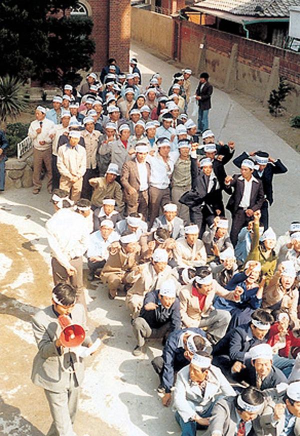 1977년 전남 광주 계림동 성당에서 농협의 고구마 수매 거부 사태에 항의해 시위를 하고 있는 함평농민들. 가톨릭농민회 제공