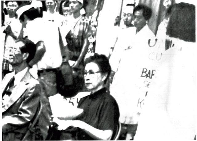 1988년 8월 뉴욕에서 열린 반정부집회에 두루마기 차림으로 참석한 서경원 의원(뒷줄 가운데). 서 의원은 이 집회 직후 서독을 거쳐 밀입북했다. 한국일보 자료사진