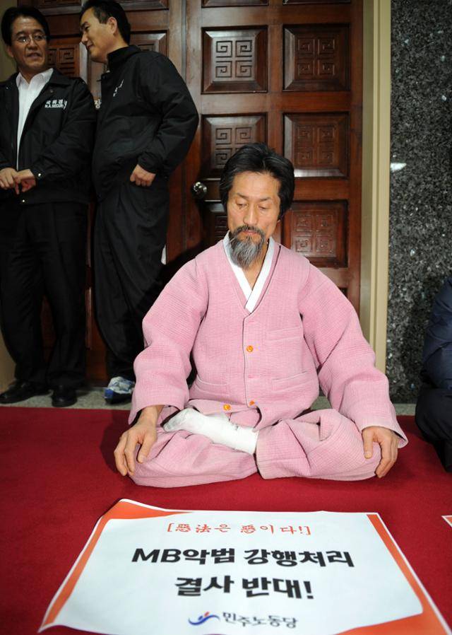 2009년 1월5일 강기갑 민주노동당 대표가 국회에서 농성을 벌이던 민주노동당 당직자들을 국회 경위들이 강제해산 시킨 조치에 항의하기 위해 김형오 국회의장실 앞에서 농성하고 있다. 강기갑 의원은 농민대표 출신로 여의도에 입성했지만, 강 의원 이후 농민 출신 국회의원의 명맥은 끊겼다. 한국일보 자료사진