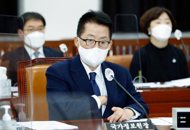 박지원 국가정보원장이 지난달 27일 국회에서 열린 정보위원회 전체회의에 출석하고 있다. 연합뉴스