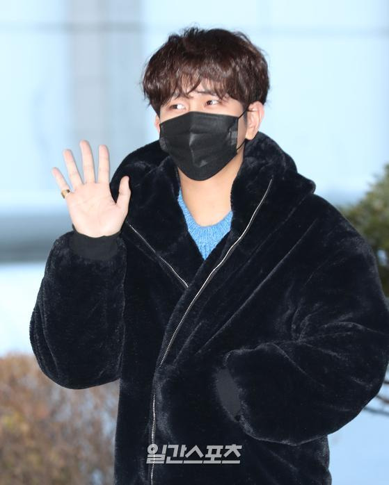 [Photo] Kim Soo Chan Am Plaza Going AfterSinger Kim Soo Chan poses after leaving work after appearing on AM Plaza at Seoul Yeouido KBS on the morning of the 14th.Kim Jin-kyung, reporter