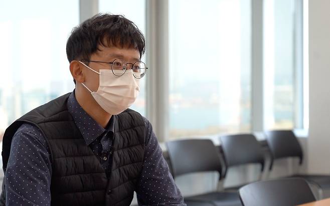 지난 7일 밀실팀과 인터뷰하는 혈액암 생존자 정승훈(30)씨. 백경민