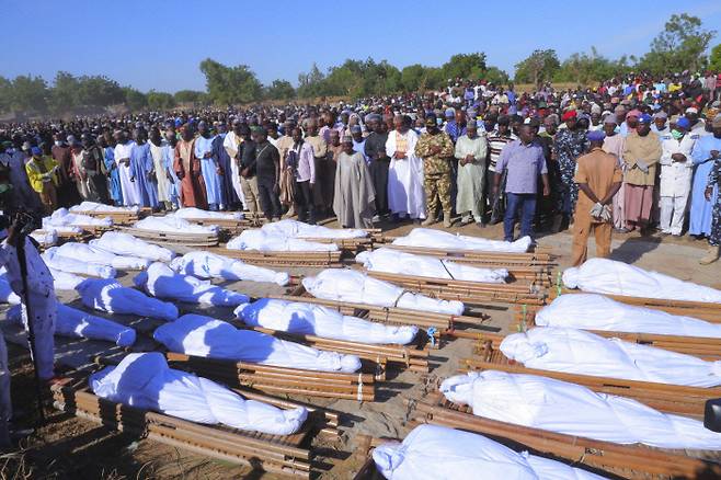 나이지리아 보르노주의 자바르마르 마을 주민들이 29일(현지시간) 전날 무장 세력에 의해 살해된 마을 주민들의 장례식에 참석하고 있다. 보르노｜AP연합뉴스