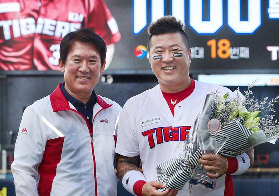 The Kia Tigers re-signed Choi Hyoung-woo, right, on Monday. [KIA TIGERS]