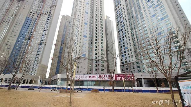 2018년 12월 경기 고양시 일산서구 대화동에서 공사가 한창인 '힐스테이트 일산' 단지 앞에 GTX-A 노선 착공과 관련해 상가를 홍보하는 현수막이 걸려 있다. /사진=김사무엘 기자