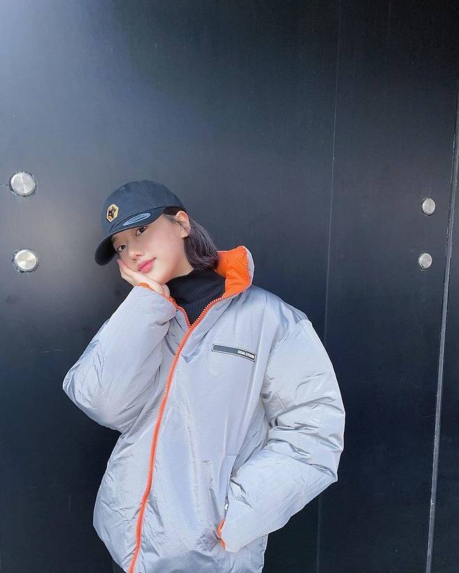 April Na-eun, wearing padding, Sweet Beauty Explosion [SNScut]April Na-eun showed off her fresh visualsOn December 14, Na-eun posted several photos on his Instagram account.In the photo, Na-eun completed a casual fashion with a cap cap on a grey padding; the beauty of Na-eun, who does not lose freshness in any clothes, attracts attention.jang so-hyun
