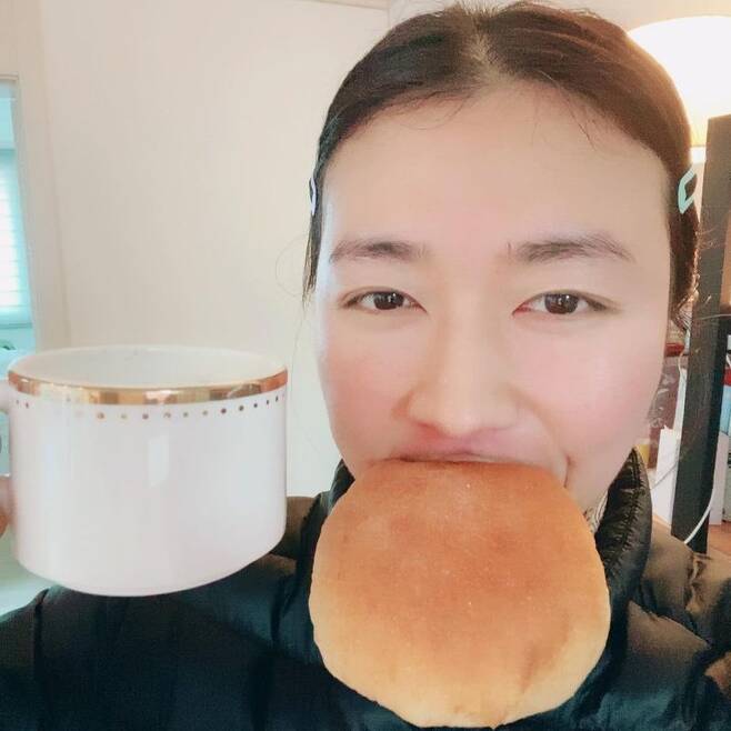 Kim Mi-Ryeo, a dismal bread love As Age Goes, Its Not Digested [SNScut]Comedian Kim Mi-Ryeo has been told of his recent situation.On December 14, Kim Mi-Ryeo posted a picture on his Instagram with an article entitled The more Age is digested, the less digestive ... why do you hate Korean food in the morning and just want to eat coffee and bread?Kim Mi-Ryeo in the public photo is holding a coffee with bread in his mouth. Kim Mi-Ryeos love for bread has been felt by the netizen.jang so-hyun