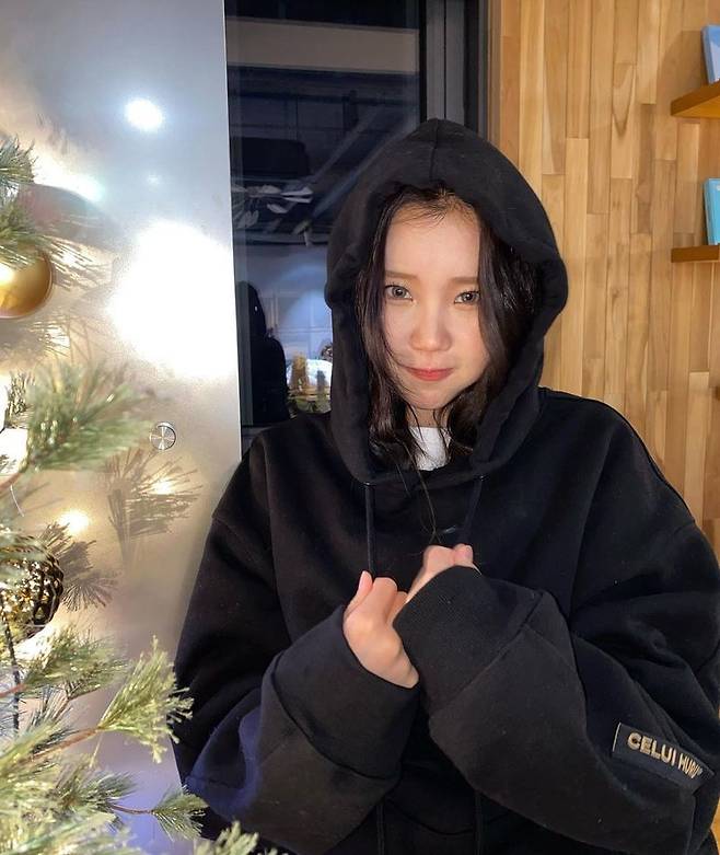 Momoland JooE, a fresh fairy with a Christmas atmosphere and Perfect Match [SNScut]Group Momoland member JooE has revealed its latest situation.JooE posted several photos on his SNS on December 14 with an article entitled I wish it was White Christmas.In the photo, JooE showed a refreshing charm with a lovely smile and a fresh expression.JooE accessorised with a chic make-up and a black hoodie to accentuate her chic charm.Meanwhile, group Momoland, which JooE belongs to, released Ready Or Not on November 17.Jang Hye-soo on the news
