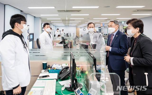 [서울=뉴시스]모종화 병무청장이 21일 전북지방병무청 병역판정검사장을 방문해 코로나19 방역 상태 점검 후 병역판정전담의사에게 격려의 말을 건네고 있다. (사진=병무청 제공) 2020.10.21.photo@newsis.com