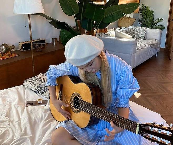  Seung Hee, a member of Group OH MY GIRL, said the visuals were lovely.On The 14th, Seung Hees Instagram posted three photos with the caption behindthescene.In the photo, Seung Hee was seen playing guitar in bed in a blue one-piece and bread hat.  She also showed off the singers side, such as taking selfies or singing micro songs with a cute expression.Nouriers responded with a variety of reactions, 씅씅, Im so pretty, and I love singing.Meanwhile, Seung Hee is currently starring in KBS2 entertainment Soccer Baseball Game.