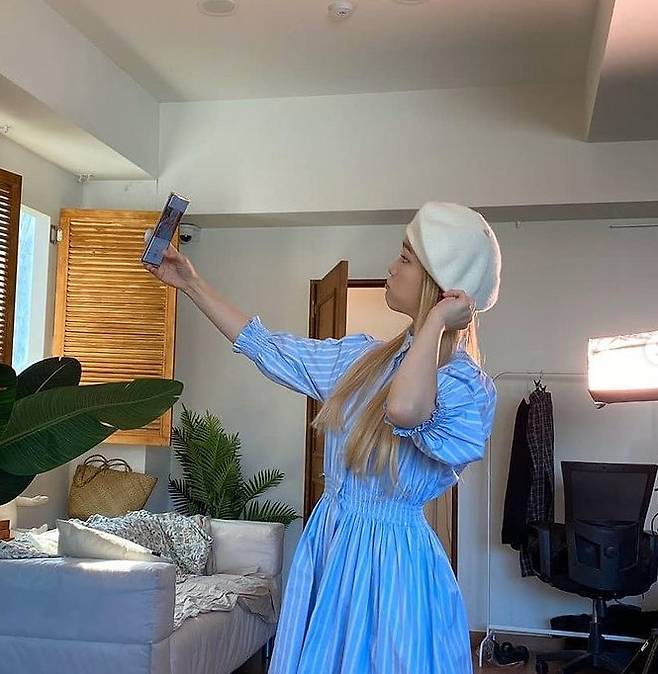  Seung Hee, a member of Group OH MY GIRL, said the visuals were lovely.On The 14th, Seung Hees Instagram posted three photos with the caption behindthescene.In the photo, Seung Hee was seen playing guitar in bed in a blue one-piece and bread hat.  She also showed off the singers side, such as taking selfies or singing micro songs with a cute expression.Nouriers responded with a variety of reactions, 씅씅, Im so pretty, and I love singing.Meanwhile, Seung Hee is currently starring in KBS2 entertainment Soccer Baseball Game.