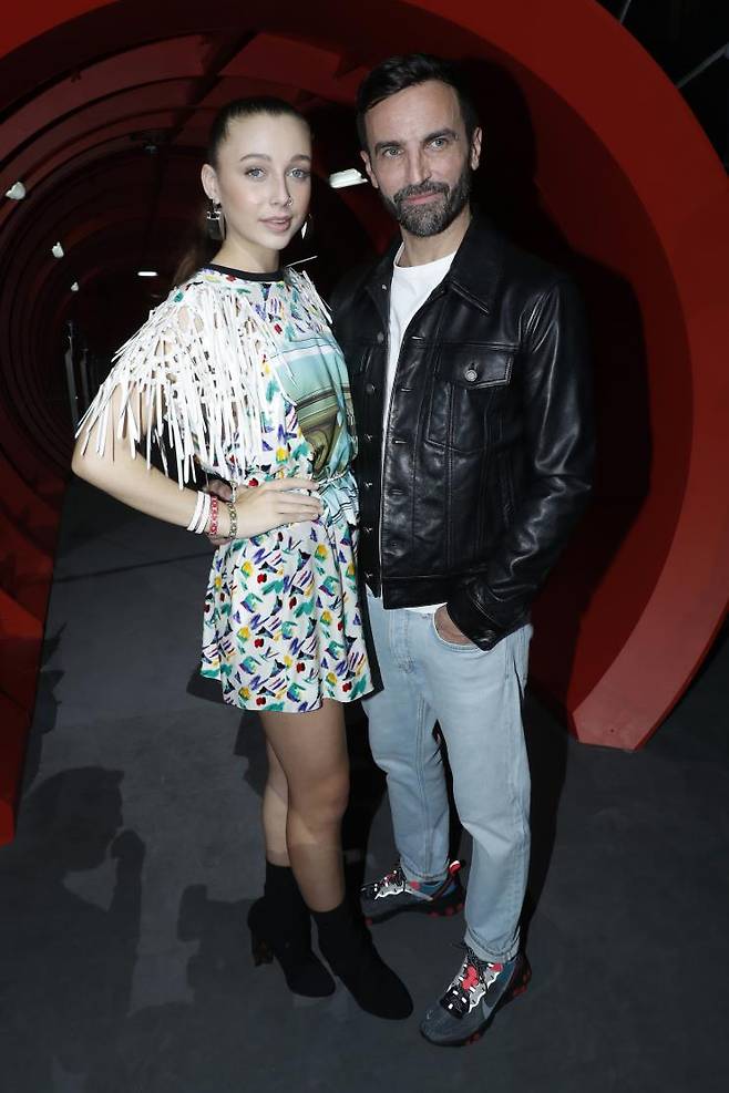 루이 비통 컬렉션에 참석한 엠마 체임벌린과 디자이너 니콜라 제스키에르.