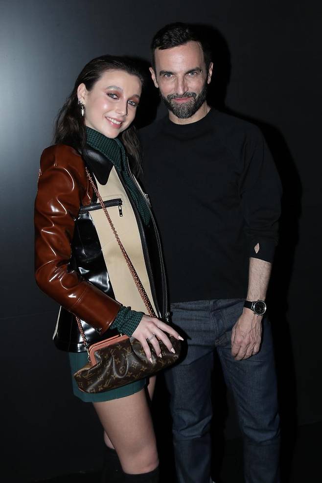 루이 비통 컬렉션에 참석한 엠마 체임벌린과 디자이너 니콜라 제스키에르.