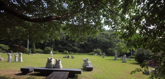 한진섭 조각가의 작업장 마당. 마치 조각공원처럼 조성돼 있다. [사진 한진섭 작가]