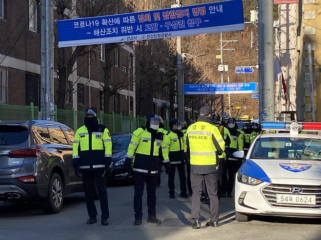 14일 오후 안산시 단원구 조두순 자택 근처 주택가에서 경찰들이 순찰하고 있다. [사진 = 주소현기자/addressh@heraldcorp.com]