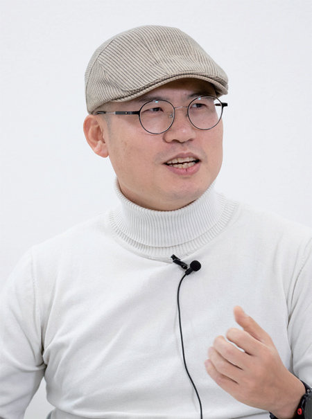 봉달호 편의점주는 “현 정권이 ‘기승전 반공’을 ‘기승전 검찰개혁’으로 바꿔버렸다”고 했다. [박해윤 기자]