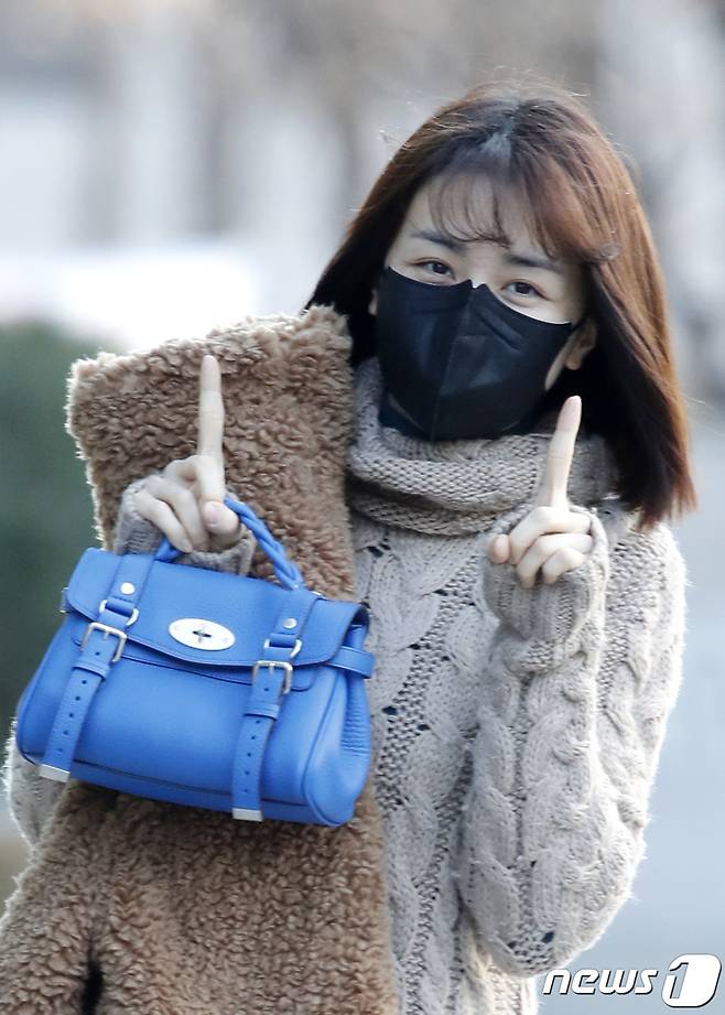 Park Ha-sun work plus work is cutie(Seoul=) = Actor Park Ha-sun greets him on Wednesday as he goes to work for Cinetown of Park Ha-sun at SBS in Mok-dong, Seoul Youngdeungpo District.2020.12.16
