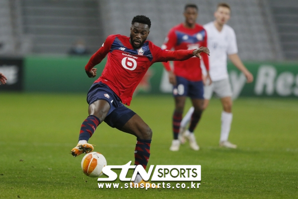 릴 OSC의 조나탕 밤바. 뒤쪽에 조나탕 데이비스(9번)의 실루엣도 보인다