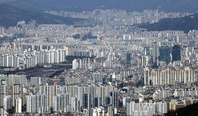 14일 서울 송파구 롯데월드타워 전망대 서울스카이에서 바라본 강북 지역 아파트 단지 모습./연합뉴스