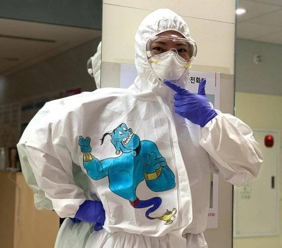 감염병전담병원인 서울의료원 손소연 간호사가 방호복에 그린 그림. [사진 손씨 제공]