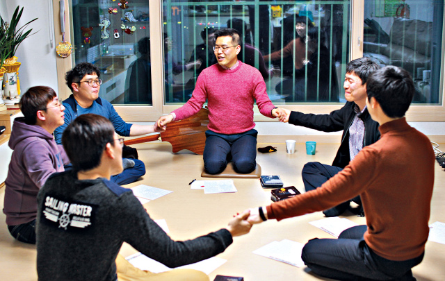 예수마을셀교회 남성 성도들이 지난 2월 경기도 수원 가정에서 셀 리더의 인도로 모임을 하고 있다.