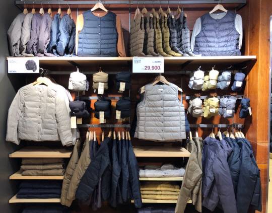 서울 중구 ‘무지’ 매장에 직장인들이 자주 찾는 경량 패딩 조끼 등이 걸려 있다.