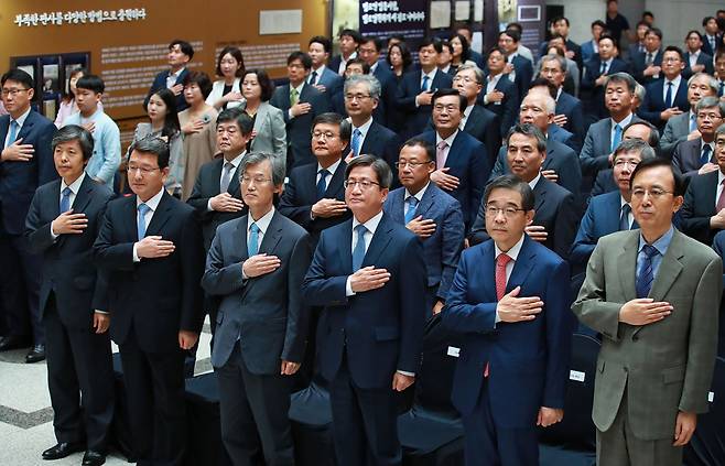 ⓒ연합뉴스김명수 대법원장(앞줄 가운데)과 대법관 등 참석자들이 2019년 9월10일 서울 서초구 대법원 중앙홀에서 열린 제5회 대한민국 법원의 날 기념식에서 국기에 대한 경례를 하고 있다.