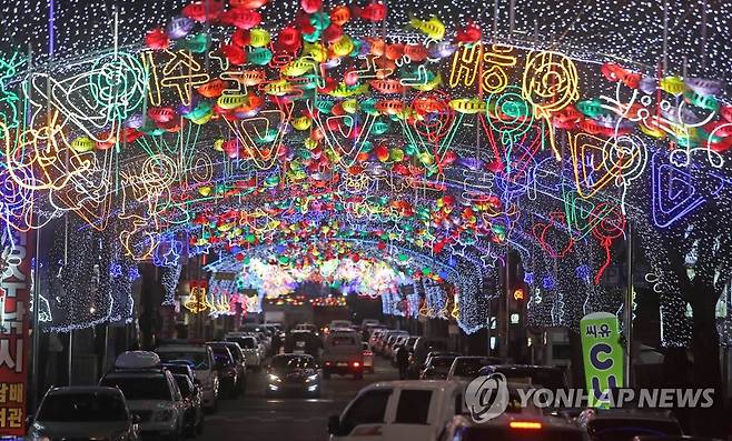 화천산천어축제 선등거리 (화천=연합뉴스) 이상학 기자 = 27일 강원 화천군 화천천에서 산천어축제가 개막한 가운데 화천읍 도심 선등거리에 다양한 조명이 환하게 켜져 있다. 2020.1.27 hak@yna.co.kr