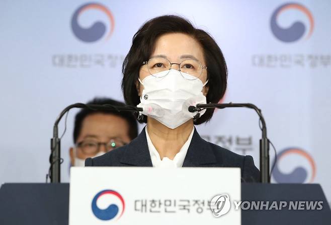 추미애 법무부 장관, 권력기관 개혁 관련 브리핑 (서울=연합뉴스) 추미애 법무부 장관이 16일 오후 서울 종로구 정부서울청사에서 열린 권력기관 개혁 관련 언론 브리핑에서 발표하고 있다. 2020.12.16 [사진공동취재단] photo@yna.co.kr