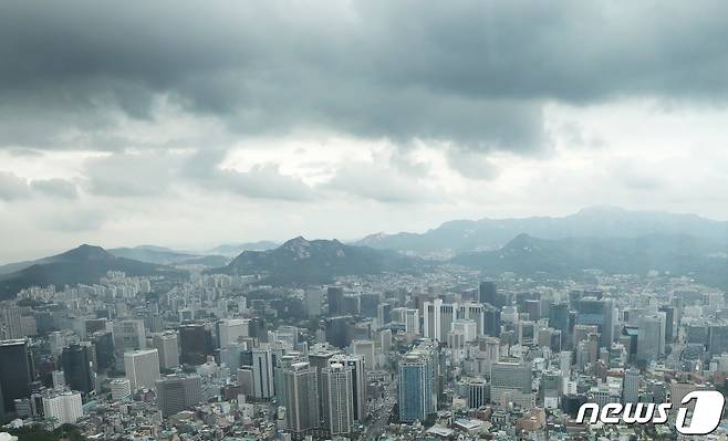 서울 남산타워에서 보이는 빌딩숲이 위로 먹구름이 끼어있다.  2020.7.22/뉴스1 © News1 이성철 기자