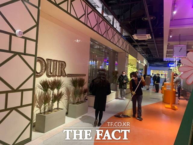 17일 롯데백화점 영등포점 리뉴얼 오픈 첫날, 정리나 청소가 되지 않은 곳들을 발견할 수 있었다. /한예주 기자