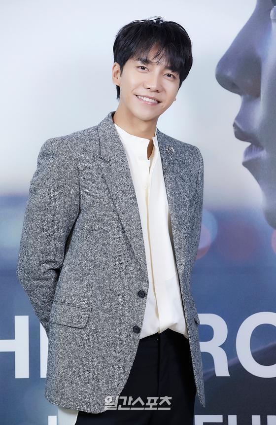 Lee Seung-gi Smiles doneLee Seung-gi poses in Photo Time.