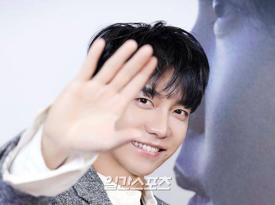 가수 이승기가 16일 오후 정규 7집 '더 프로젝트'(THE PROJECT) 발매 기념 기자간담회를 온라인으로 진행했다. 이승기가 포토타임에서 포즈를 취하고 있다. 〈사진=후크엔터테인먼트 제공〉 김진경 기자 kim.jinkyung@jtbc.co.kr/2020.12.17/