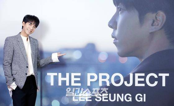 가수 이승기가 16일 오후 정규 7집 '더 프로젝트'(THE PROJECT) 발매 기념 기자간담회를 온라인으로 진행했다. 이승기가 포토타임에서 포즈를 취하고 있다. 〈사진=후크엔터테인먼트 제공〉 김진경 기자 kim.jinkyung@jtbc.co.kr/2020.12.17/