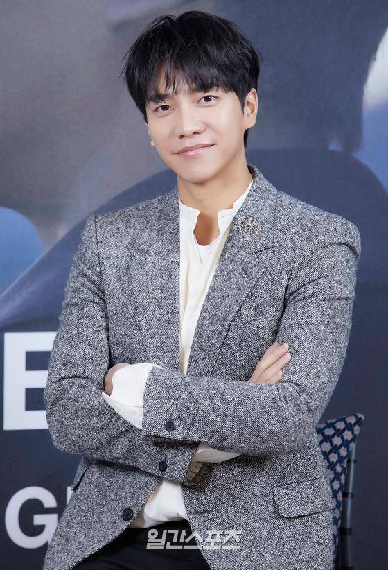 가수 이승기가 16일 오후 정규 7집 '더 프로젝트'(THE PROJECT) 발매 기념 기자간담회를 온라인으로 진행했다. 이승기가 포토타임에서 포즈를 취하고 있다. 〈사진=후크엔터테인먼트 제공〉 김진경 기자 kim.jinkyung@jtbc.co.kr/2020.12.17/