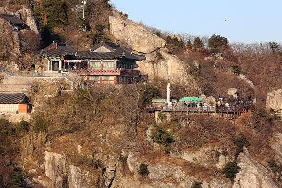 남해 금산에 올라 보리암 관음보살에 소원을 빌었다. 보리암은 국내 3대 관음 성지다.