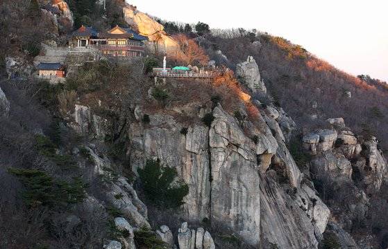 해 지기 직전 보리암 풍경. 상사암 꼭대기에서 촬영했다. 깎아지른 절벽 위에 보리암이 위태로이 서 있다. 천하의 명당이라 할 만하다.