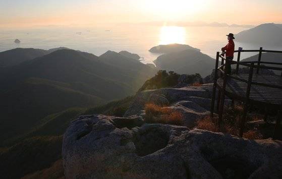 상사암 전망대에서 바라본 낙조. 바다 건너에 여수 향일암이 있다.