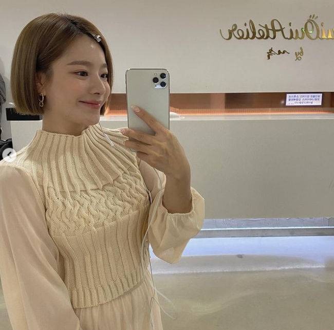  After the new color Ben marriage even more beautiful looks beautiful looks to the fans.Today, on the 17th, Singer Ben posted several photos through his personal SNS.  In the revealed photo, Ben stares into the camera with an adorable smile.Bens ask-a-beautiful looks caught the attention of fans, and the smiley flowers of his face after the marriage were a hoarsy look.Meanwhile, Ben was president of the W Foundation and marriage.  Due to COVID-19, it was said that the marriage report was made after delaying the marriage ceremony. Capture BenSNS