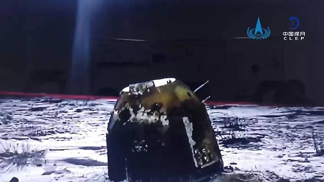 44년만에 지구로 가져온 달 암석 샘플을 담은 캡슐이 17일 오전 2시 59분(한국시간) 내몽골의초원지대에 안착했다.(출처= China Lunar Exploration Project)