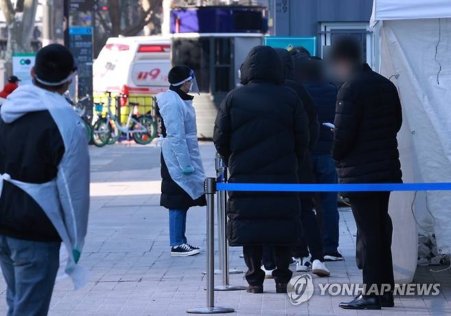 임시 선별진료소 검사를 받기 위해 (서울=연합뉴스) 홍해인 기자 = 17일 서울 종로구 탑골공원 앞에 마련된 컨테이너 임시 선별검사소를 찾은 시민들이 신종 코로나바이러스 감염증(코로나19) 검체 채취 순서를 기다리고 있다. 2020.12.17 hihong@yna.co.kr