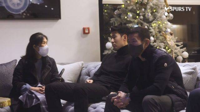 손흥민이 어머니-아버지와 푸스카스상 발표를 기다리고 있다. ⓒ 토트넘 스퍼스 TV