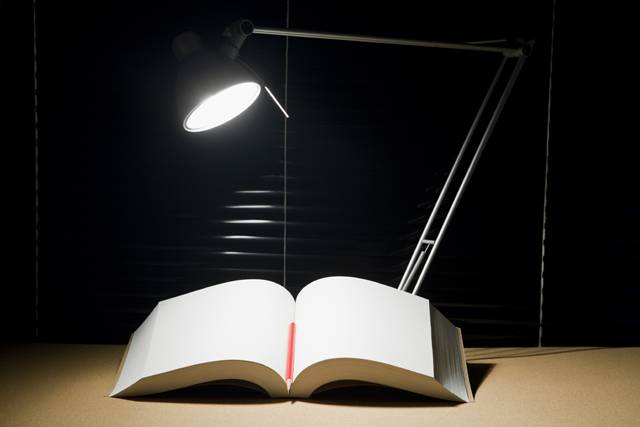 어두운 곳에서 독서하면 시력이 저하된다는 속설은 사실이 아니다./사진=클립아트코리아