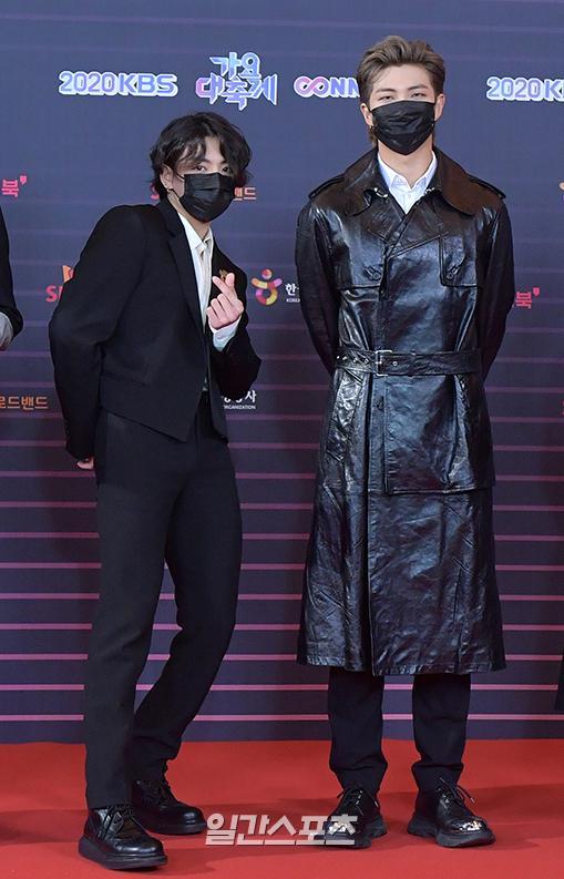 Jungkook cutie next to leader RMMembers Jungkook and RM of BTS-RM (BTS-RM, Jean, Suga, J-Hope, Jimin, Bue, Jungkook) pose at the red carpet event of the 2020 KBS Song Festival held at KBS in Seoul Yeouido on the evening of the 18th.